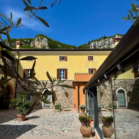 Corte Impero & Restaurant 아피