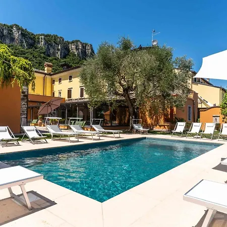 Corte Impero & Restaurant 3* آفي